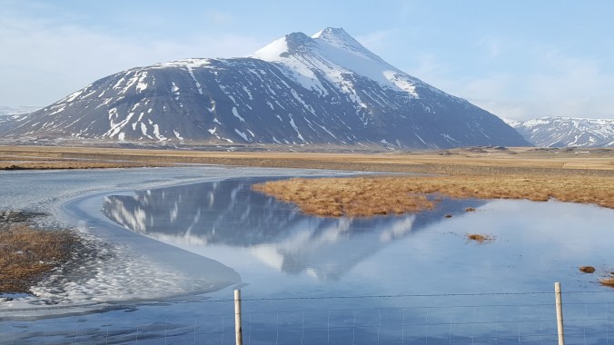 Mountains and lakes seen from Iceland's Ringroad on the way to Höfn
