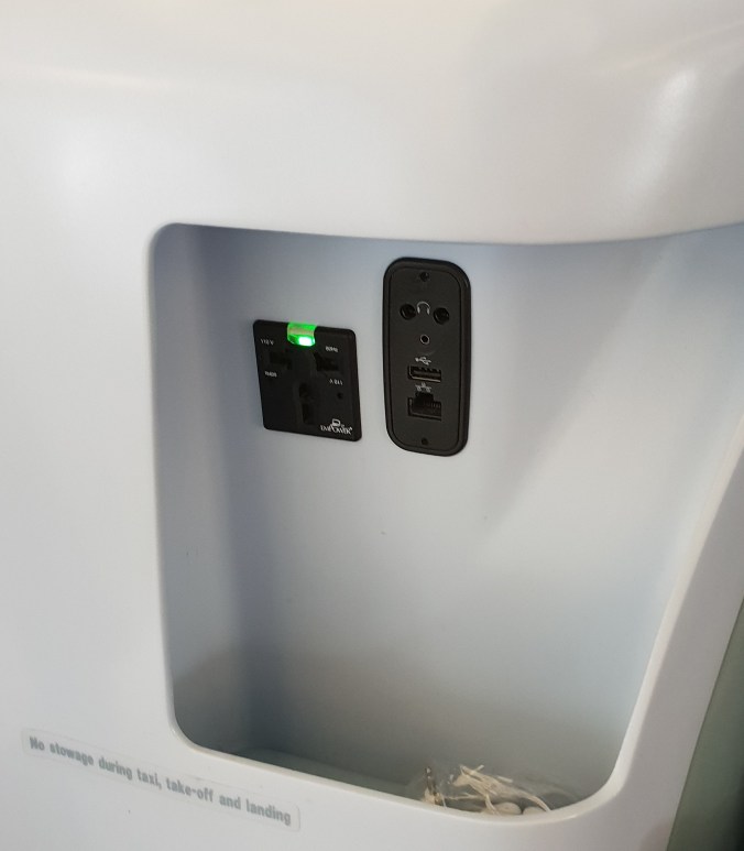 Finnair A330 business class connectivity and storage