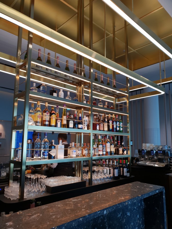 Finnair First Class Lounge Helsinki Vantaa, bar area