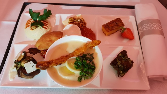 Qatar Airways business class food