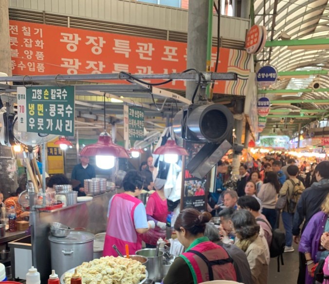 Cho Yoonsun's kalguksu stall
