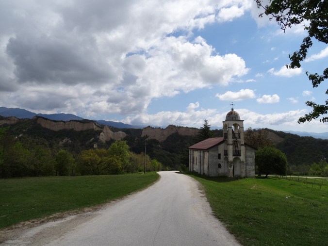 A ruined church on the road to Rozhen Monastery 